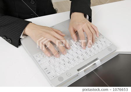 在個人電腦上工作的婦女的手 在個人電腦上工作的婦女的手 1076653