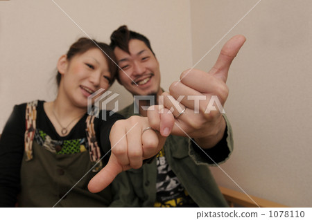 一對夫婦纏在一起的小手指 一對夫婦纏在一起的小手指 1078110
