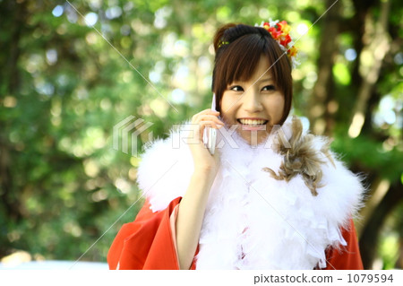 A woman in a kimono that talks on mobile 1079594