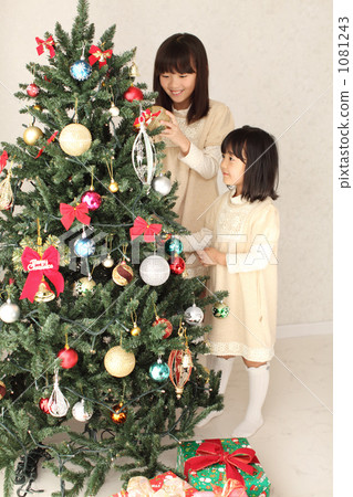 Christmas tree and sisters 1081243