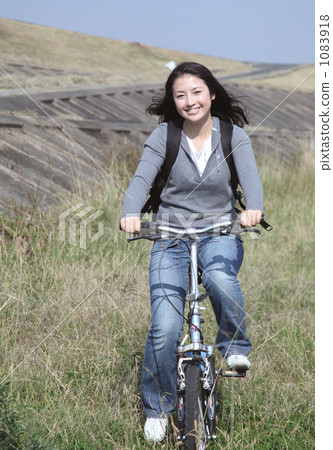騎自行車的女人 騎自行車的女人 1083918
