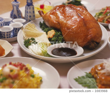 Dining table with Beijing duck 1083988