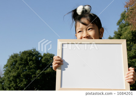 有留言簿的一個女孩與微笑 1084201