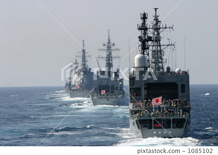 An escort ship forming a row by observing ship 1085102
