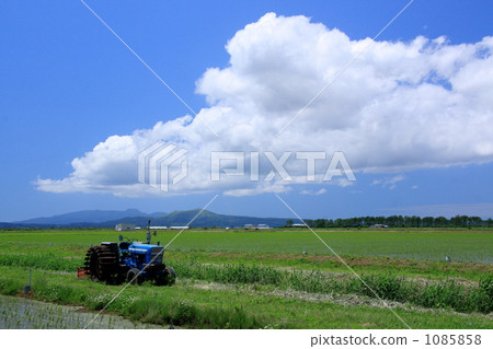 Rural scenery and tractor of Ogata village 1085858
