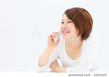 一名婦女談話在手機 1085920