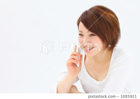 一名婦女談話在手機 一名婦女談話在手機 1085921