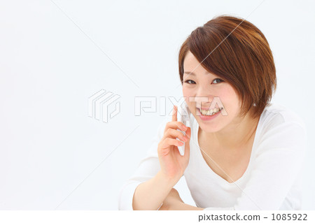 一名婦女談話在手機 一名婦女談話在手機 1085922