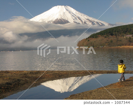 Upside down Fuji and children 1087344