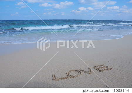 LOVE wrote on the sandy beach (Cape Caballo in Kudakajima, Okinawa Prefecture) 1088144