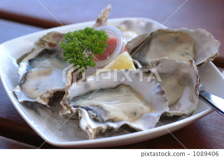 Raw oysters Raw oysters 1089406