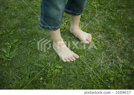 赤足站立在草坪的男孩 1089637