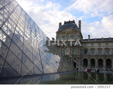 Louvre Museum 1091317