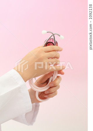  醫療桃紅色聽診器和女性醫生5 1092138