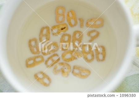 Serial and milk 1096380