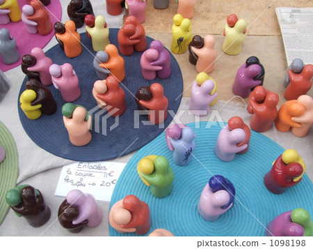 在法國跳蚤市場拍攝的一件作品。 1098198