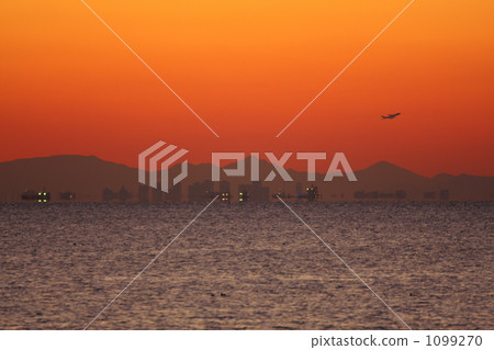 Aircraft shadows and sunsets from Haneda Airport 1099270