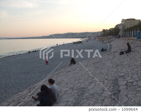 Local people looking at the sunset. (Nice scenery) 1099684