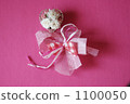 Roses in a heart shaped wire basket 1100050