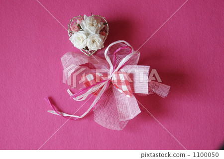 Roses in a heart shaped wire basket 1100050