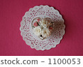 Roses in a heart shaped wire basket 1100053