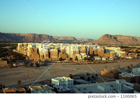 Yemen desert skyscraper · Shivam 1100065