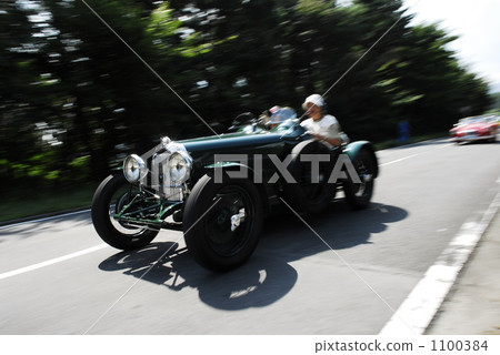 在經典的汽車拉力賽上 在經典的汽車拉力賽上 1100384