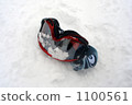 Red goggles wearing snow 1100561