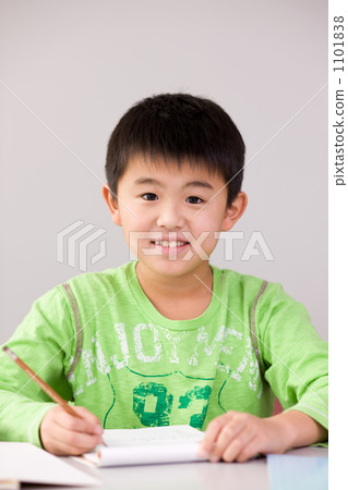 A boy studying (a third grader in elementary school) 1101838