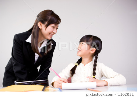 A girl who is instructed by a teacher (second grade elementary school student) A girl who is instructed by a teacher (second grade elementary school student) 1102031
