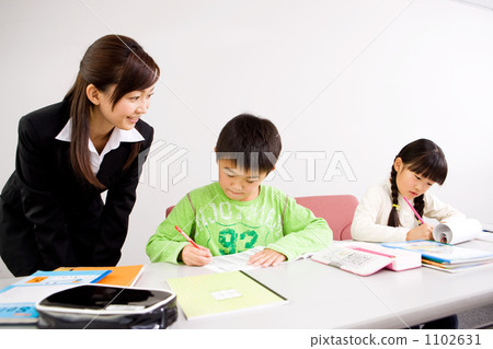 小學生上課 小學生上課 1102631