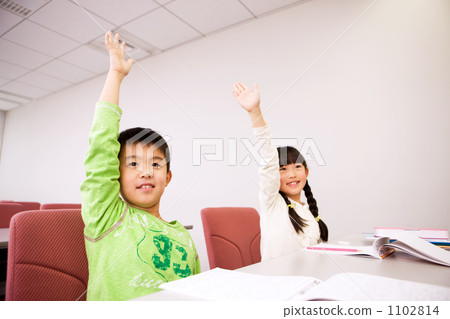 Elementary school student caressing hands 1102814