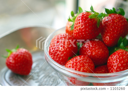 strawberries, strawberry, glass dish 1103260