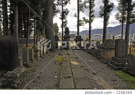 Tomoe walking Yonezawa · Kasugayama Linzenji Takeda Daisuke Taizo Nobuko's grave 1108169