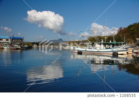 Quiet fishing port 1108535