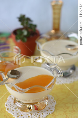 Bavaroa with Mango sauce 1109712