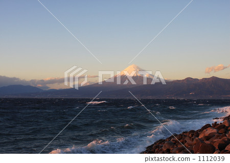 雪冠 海面 富士山 1112039