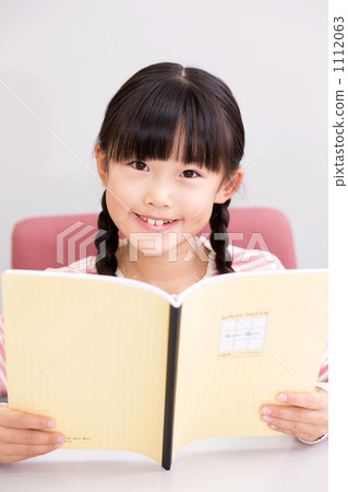 Girl studying (second grade of elementary school) 1112063