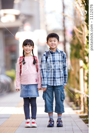 Elementary school students on the way to school 1112076