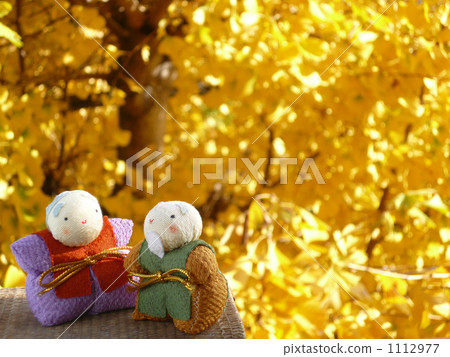 Old couple and ginkgo 1112977