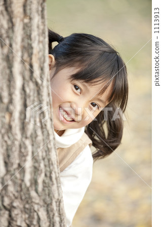 Girl and tree 1113913