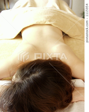 Woman receiving massage (aroma massage) at spa beauty (back) 1115954