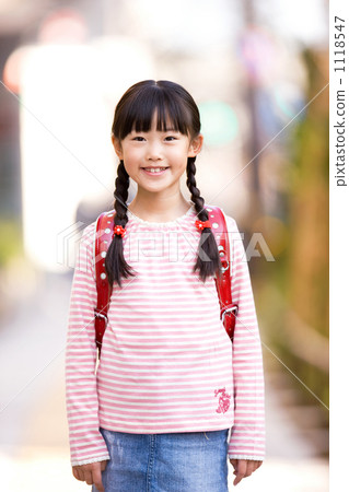 Elementary school students on the way to school 1118547