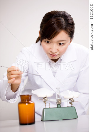 A woman watching a sample bottle 1121068
