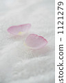 Rose petals on the race 1121279