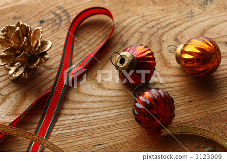 Old Christmas Ball 1123009