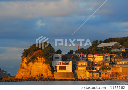 Small movement illuminated by morning glow 1123162