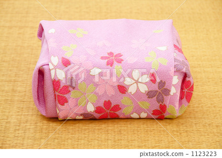 Japanese gifts - Furoshiki wrapping - Flower pattern analogous wrapping 1 1123223