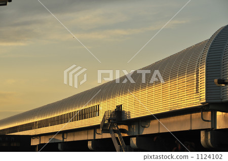 Highway road wall that shines in the sunset 1124102