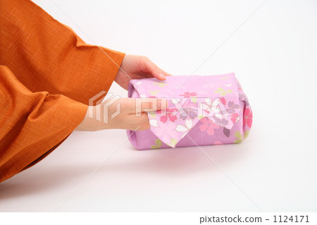 Orange kimono and pink wrapping cloth wrapping 3 1124171